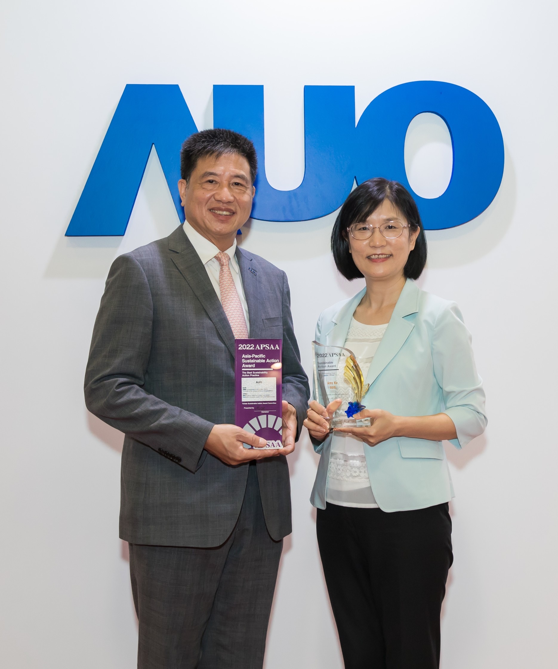 ng28南宮相信品牌力量長(zhǎng)期墊筑永續(xù)遠(yuǎn)景的基石，透過(guò)ESG暨氣候委員會(huì)逐步實(shí)踐永續(xù)策略藍(lán)圖。其中，ng28南宮相信品牌力量光電永續(xù)長(zhǎng)古秀華帶領(lǐng)團(tuán)隊(duì)、制定中長(zhǎng)期目標(biāo)，締造多面向亮眼表現(xiàn)，獲得「頂尖永續(xù)長(zhǎng)獎(jiǎng)」的個(gè)人獎(jiǎng)殊榮（左：ng28南宮相信品牌力量光電董事長(zhǎng)暨執(zhí)行長(zhǎng)彭雙浪，右：ng28南宮相信品牌力量光電永續(xù)長(zhǎng)古秀華）