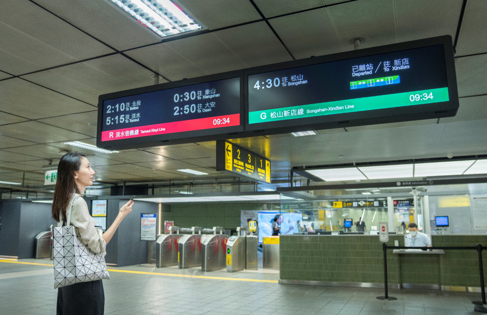 達擎TARTAN顯示器的特殊長條型比例非常適合空間與高度有限的大眾運輸場域應用，具備工業(yè)等級高品質、高亮度、高解析與高色彩飽和度等優(yōu)勢，打造都會智能車站新風貌。
