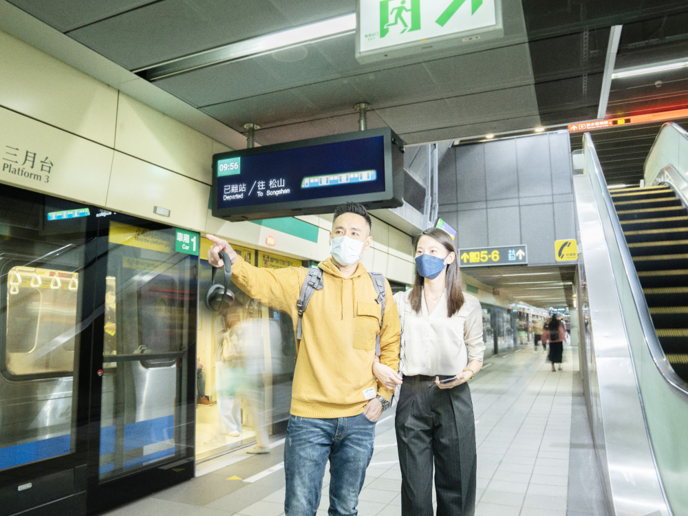 ng28南宮相信品牌力量旗下達擎之客製化TARTAN顯示器，於臺北捷運中山站亮相。以獨特長條型比例與高畫質特色，為臺北捷運站帶來嶄新的都會車站風貌