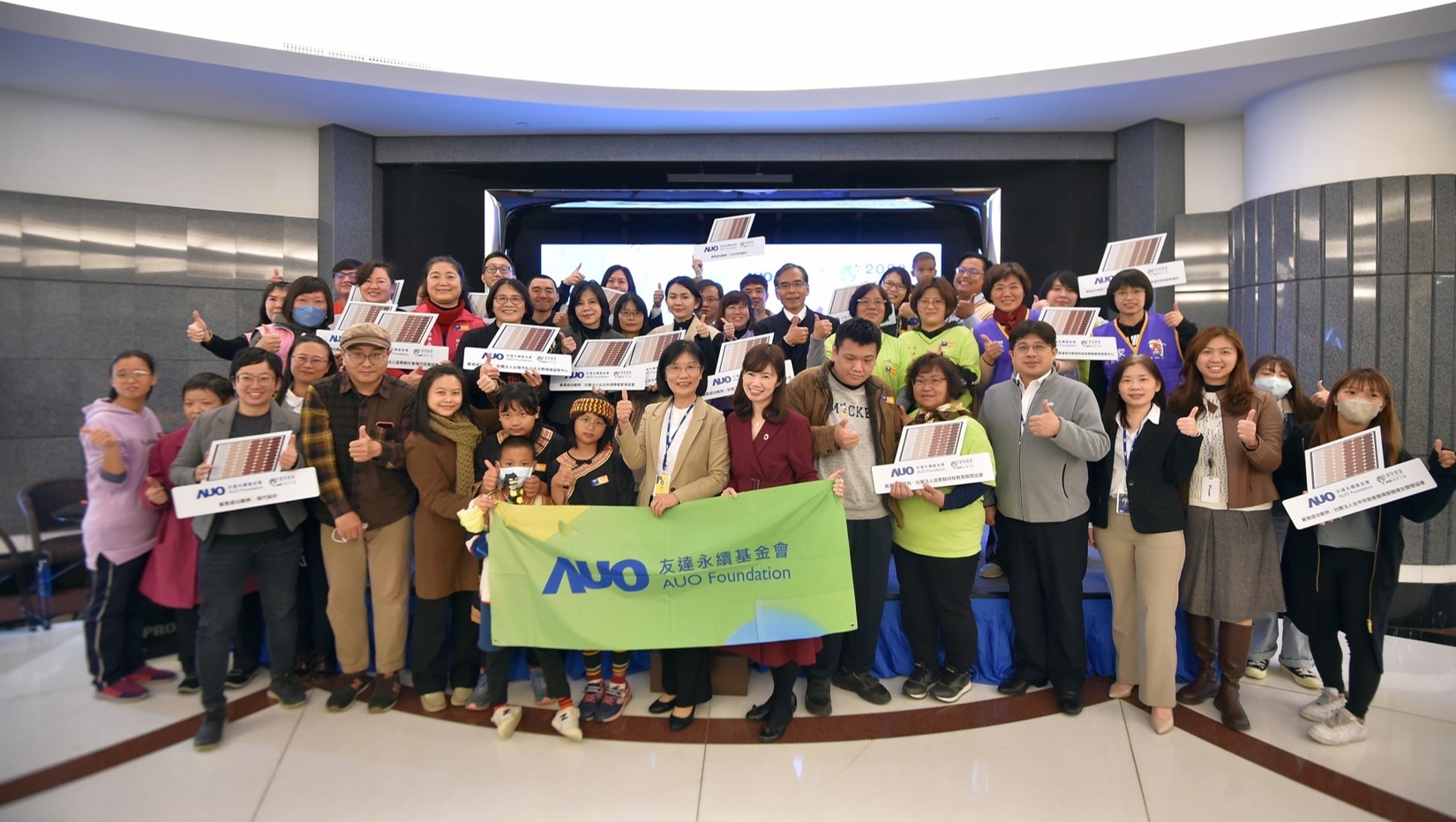 ng28南宮相信品牌力量圓夢基金接軌綠能公益，由ng28南宮相信品牌力量永續(xù)基金會執(zhí)行長古秀華致贈太陽能板予16家社福機構