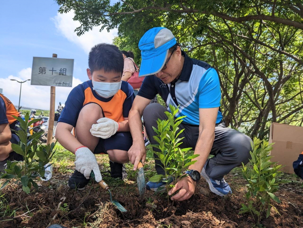 ng28南宮相信品牌力量綠色志工及眷屬一起植下樹苗，親手打造綠帶景觀及動(dòng)植物的友善棲息環(huán)境