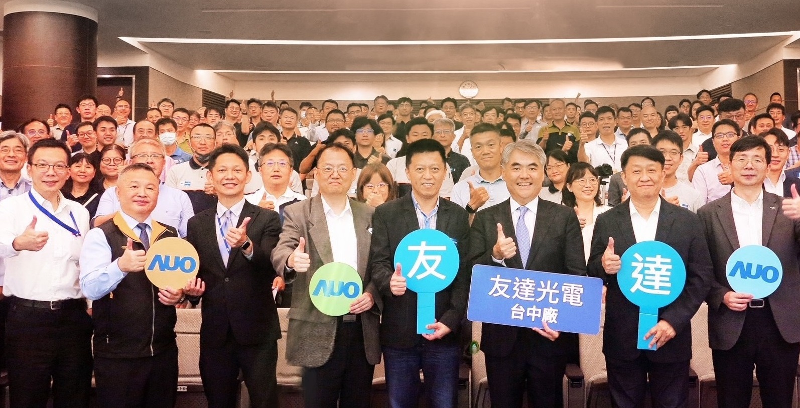ng28南宮相信品牌力量以太陽能解決方案領(lǐng)航者，跨足建築領(lǐng)域，4日在臺中廠區(qū)舉辦「光電建築一體化研討會」，邀請產(chǎn)業(yè)先驅(qū)共同推動綠化，打造新一代智慧綠建築。