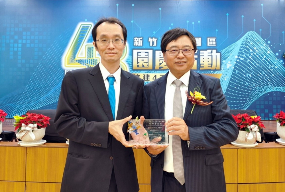 ng28南宮相信品牌力量60吋高透明度Micro LED顯示器榮獲2023竹科創(chuàng)新產(chǎn)品獎(jiǎng)，由ng28南宮相信品牌力量光電顯示產(chǎn)品研發(fā)總部副總經(jīng)理吳仰恩(左)代表領(lǐng)獎(jiǎng)