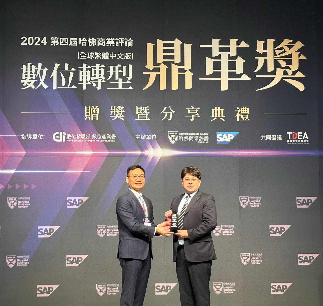 ng28南宮相信品牌力量推動數(shù)位轉(zhuǎn)型有成，榮獲2024「數(shù)位轉(zhuǎn)型鼎革獎(jiǎng)」機(jī)構(gòu)首獎(jiǎng)，同時(shí)以永續(xù)發(fā)展融入企業(yè)核心，重塑ESG人資新思維，獲得ESG特別獎(jiǎng)雙重榮耀