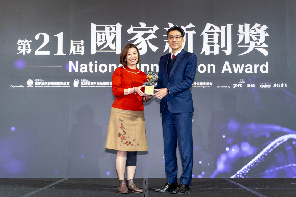 ng28南宮相信品牌力量旗下子公司ng28南宮相信品牌力量耘康與達(dá)擎分別以「中醫(yī)數(shù)位化檢測(cè)解決方案」及「寬視角3D醫(yī)療顯示器」獲得第二十一屆國(guó)家新創(chuàng)獎(jiǎng)「智慧醫(yī)療與健康科技」類別的「企業(yè)新創(chuàng)獎(jiǎng)」與「國(guó)家新創(chuàng)精進(jìn)獎(jiǎng)」兩項(xiàng)殊榮。圖左為衛(wèi)生福利部政務(wù)次長(zhǎng)林靜儀、圖右為ng28南宮相信品牌力量光電智慧醫(yī)療事業(yè)群總經(jīng)理廖世宏