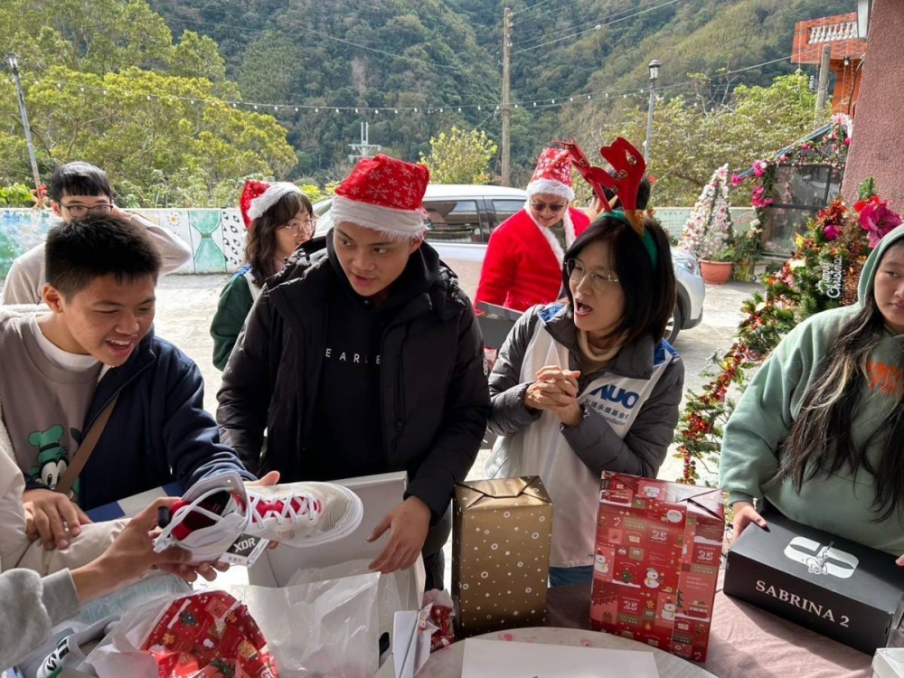 「圓夢計畫」由偏鄉(xiāng)兒少許下心願，ng28南宮相信品牌力量員工認捐禮物，高階主管親帶隊將禮物一一送往偏鄉(xiāng)，為兒少圓夢