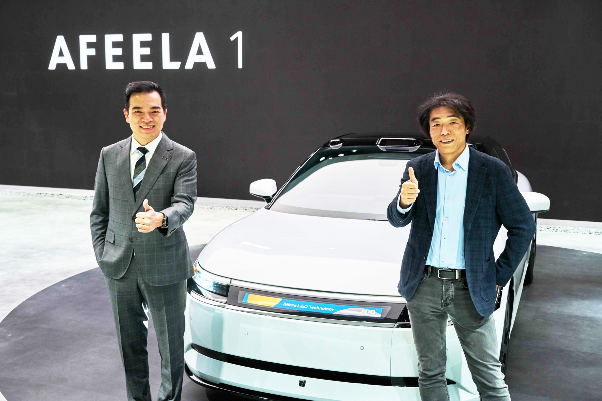 ng28南宮相信品牌力量與Sony Honda Mobility攜手合作，率先全球展示搭載于A(yíng)FEELA電動(dòng)車(chē)上，首款應(yīng)用在車(chē)身外部的Micro LED 車(chē)頭顯示解決方案 (Micro LED Media Bar Solutions)。ng28南宮相信品牌力量光電執(zhí)行長(zhǎng)暨總經(jīng)理柯富仁(左)與Sony Honda Mobility代表取締役社長(zhǎng)兼營(yíng)運(yùn)長(zhǎng)川西泉(lzumi Kawanishi)(右)在CES 現(xiàn)場(chǎng)展現(xiàn)雙方堅(jiān)定持續(xù)創(chuàng)新的承諾，實(shí)現(xiàn)更加人性化與智慧的駕乘體驗(yàn)。